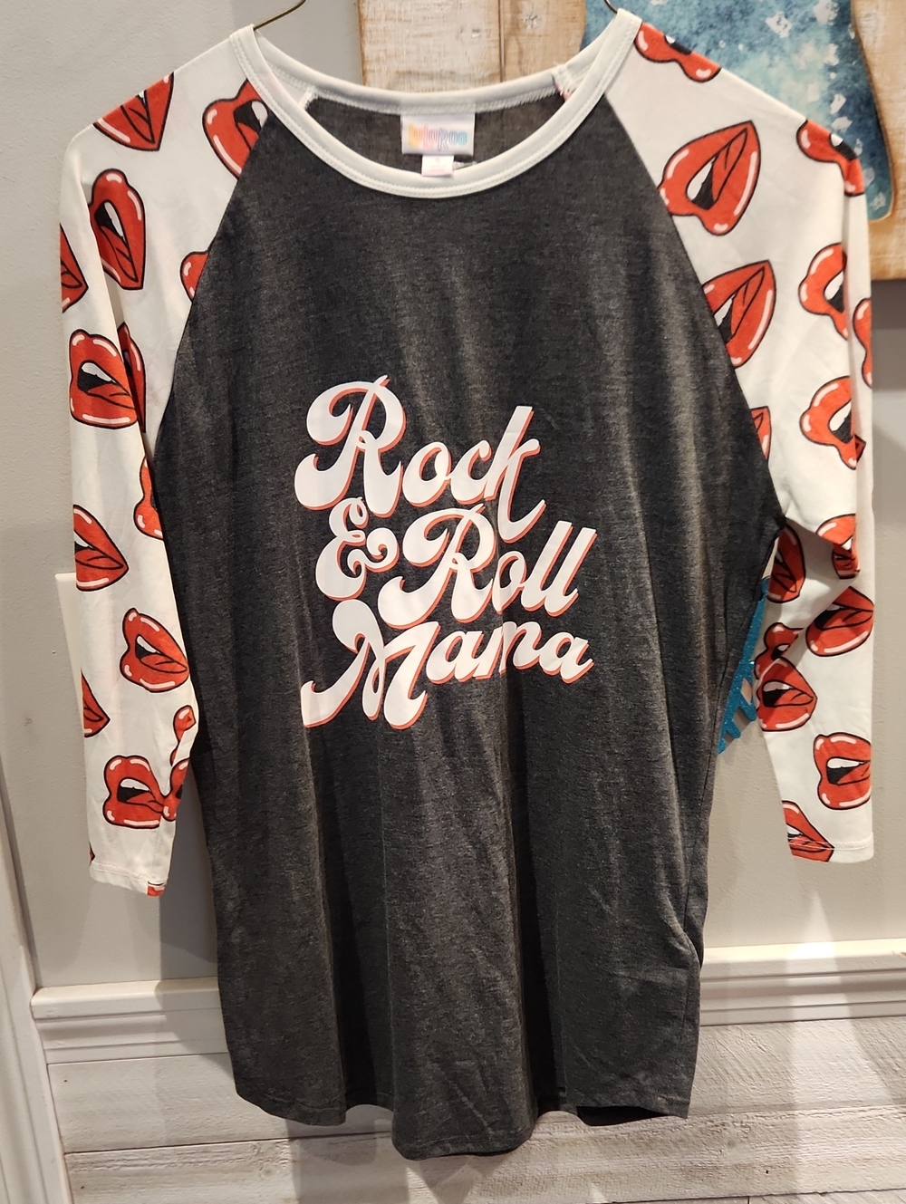 LuLaRoe Rock & Roll Mama Raglan Tee - Charcoal with Red Lips Sleeves